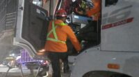 Tim SAR gabungan melakukan proses evakuasi sopir dump truck yang terjepit kabin di Jalan Perintis Kemerdekaan, Banyumanik, Kota Semarang (foto: Basarnas Semarang) Tim SAR gabungan melakukan proses evakuasi sopir dump truck yang terjepit kabin di Jalan Perintis Kemerdekaan, Banyumanik, Kota Semarang (foto: Basarnas Semarang)