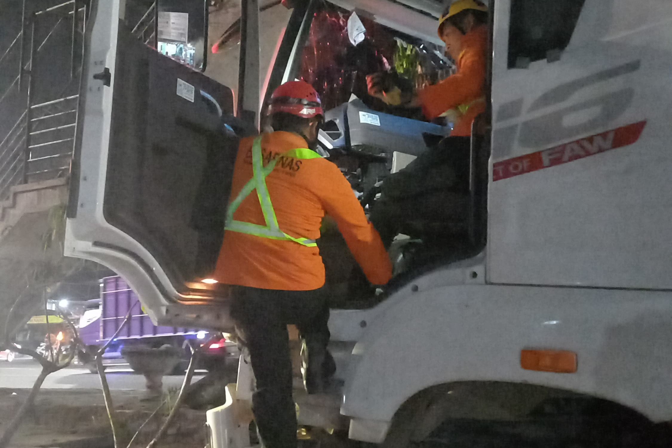 Tim SAR gabungan melakukan proses evakuasi sopir dump truck yang terjepit kabin di Jalan Perintis Kemerdekaan, Banyumanik, Kota Semarang (foto: Basarnas Semarang)