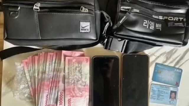 Barang bukti lembaran uang palsu pecahan Rp100.000, HP dan tas (foto: Polsek Ngaliyan)
