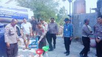 Petugas Ditlantas Polda Jateng menyalurkan air bersih dari truk tangki ke wadah penampungan milik warga di RT 02/RW 03 Kelurahan Jabungan, Banyumanik (foto: Polsek Banyumanik) Petugas Ditlantas Polda Jateng menyalurkan air bersih dari truk tangki ke wadah penampungan milik warga di RT 02/RW 03 Kelurahan Jabungan, Banyumanik (foto: Polsek Banyumanik)
