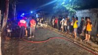 Petugas Polsek Gayamsari bersama Damkar Kota Semarang melakukan pengamanan dan pemadaman kebakaran empat kios di Jalan Gajah Timur IV (foto: Polsek Gayamsari)
