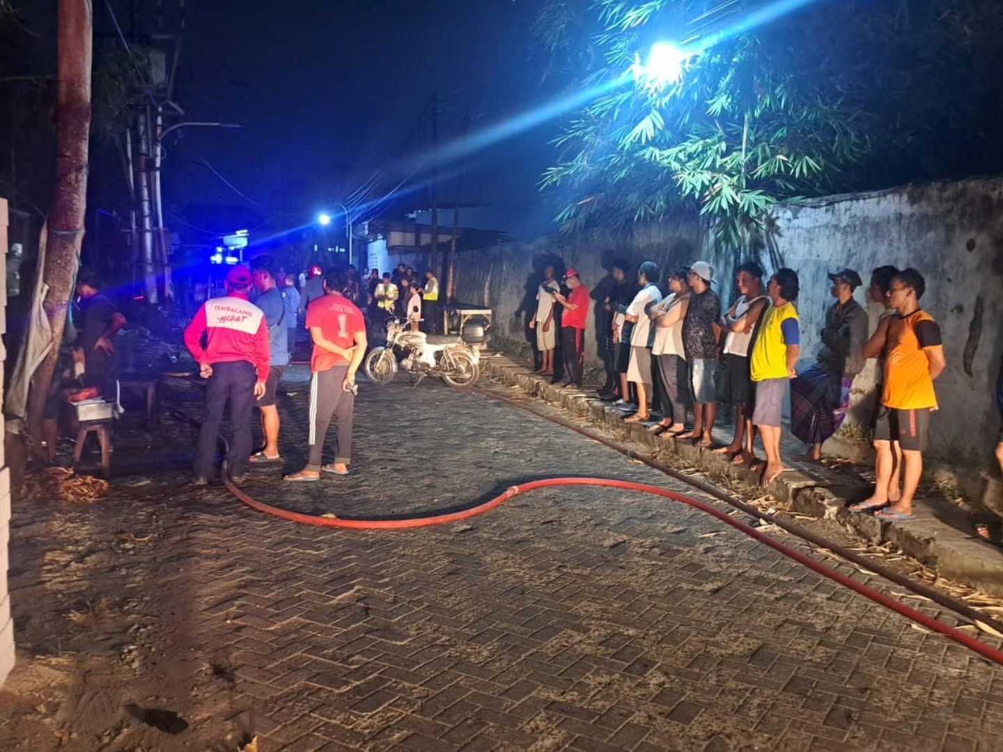 Petugas Polsek Gayamsari bersama Damkar Kota Semarang melakukan pengamanan dan pemadaman kebakaran empat kios di Jalan Gajah Timur IV (foto: Polsek Gayamsari) Petugas Polsek Gayamsari bersama Damkar Kota Semarang melakukan pengamanan dan pemadaman kebakaran empat kios di Jalan Gajah Timur IV (foto: Polsek Gayamsari)