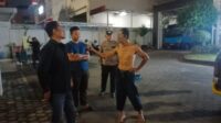 Orang diduga dengan gangguan jiwa meresahkan Masyarakat pengguna jalan di simpang Tlogosari (foto: Polsek Pedurungan)