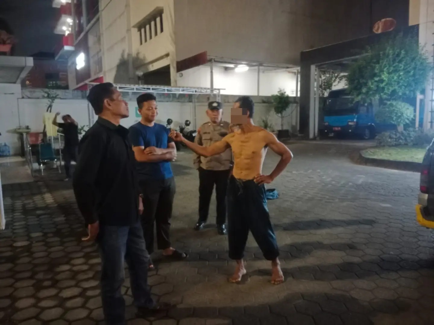 Orang diduga dengan gangguan jiwa meresahkan Masyarakat pengguna jalan di simpang Tlogosari (foto: Polsek Pedurungan) Orang diduga dengan gangguan jiwa meresahkan Masyarakat pengguna jalan di simpang Tlogosari (foto: Polsek Pedurungan)
