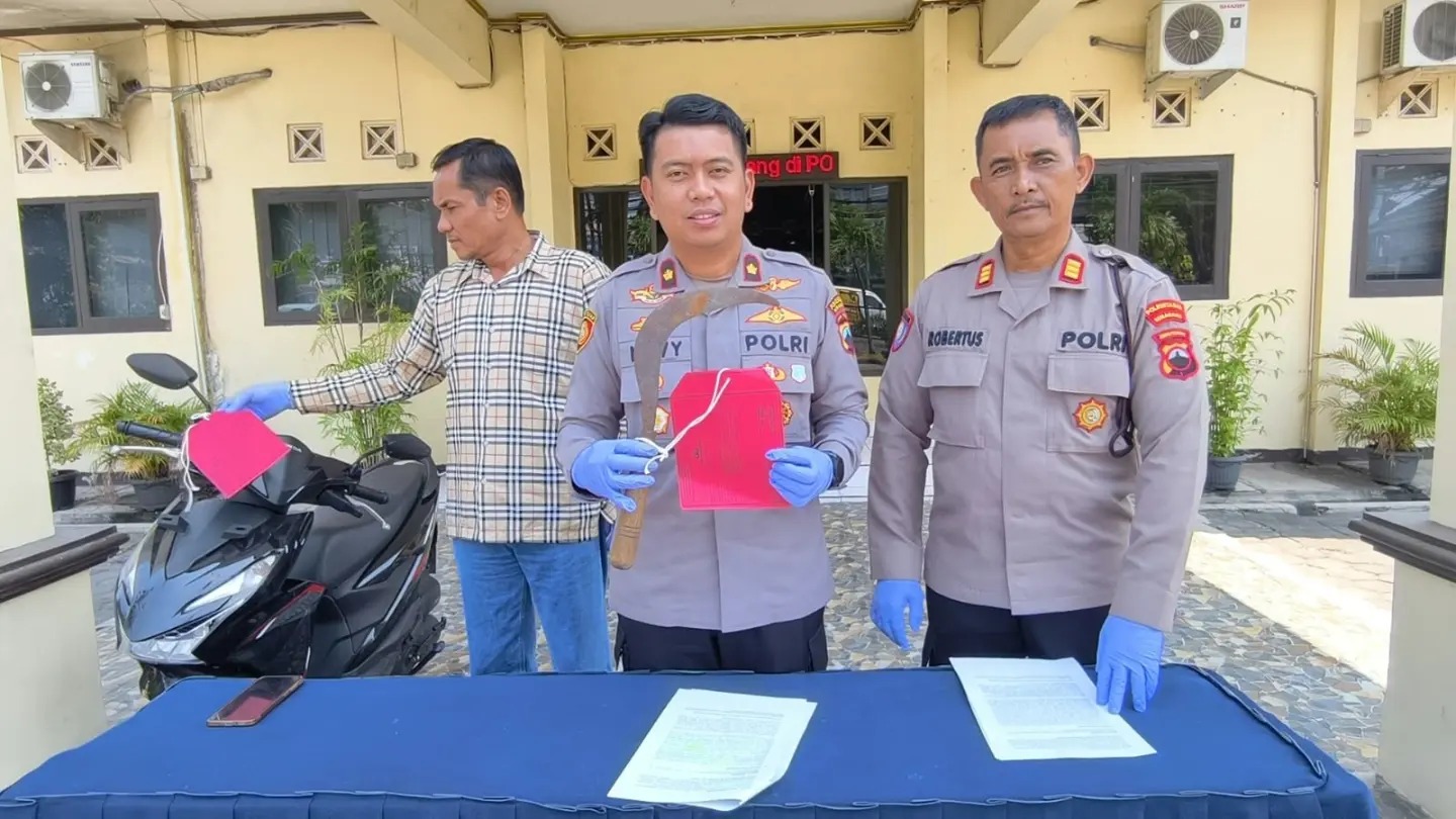 Barang bukti celurit dan sepeda motor yang diamankan penyidik Polsek Pedurungan dari tersangka penganiayaan anak (Polsek Pedurungan)