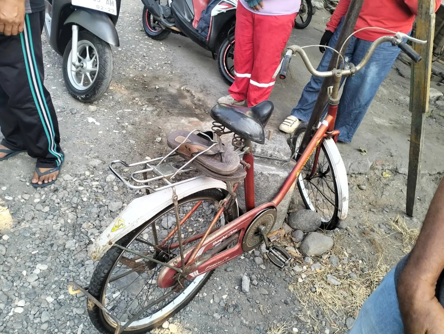 Kecelakaan motor dan sepeda onthel di Jalan Brigjen Sudiarto Semarang (foto: Polsek Pedurungan)
