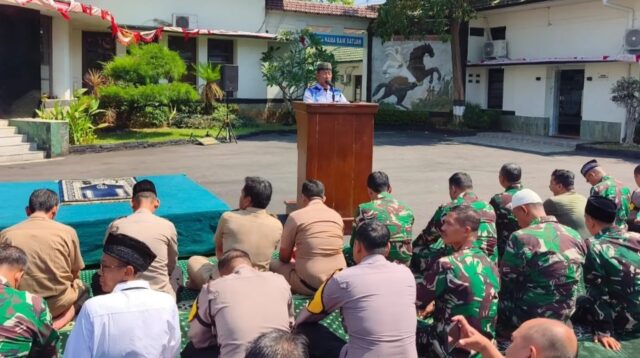 TNI-Polri bersama warga gelar Salat Istisqa di Kodim 0733 Semarang, Senin 31 Agustus 2026 (foto: Polsek Semarang Tengah)