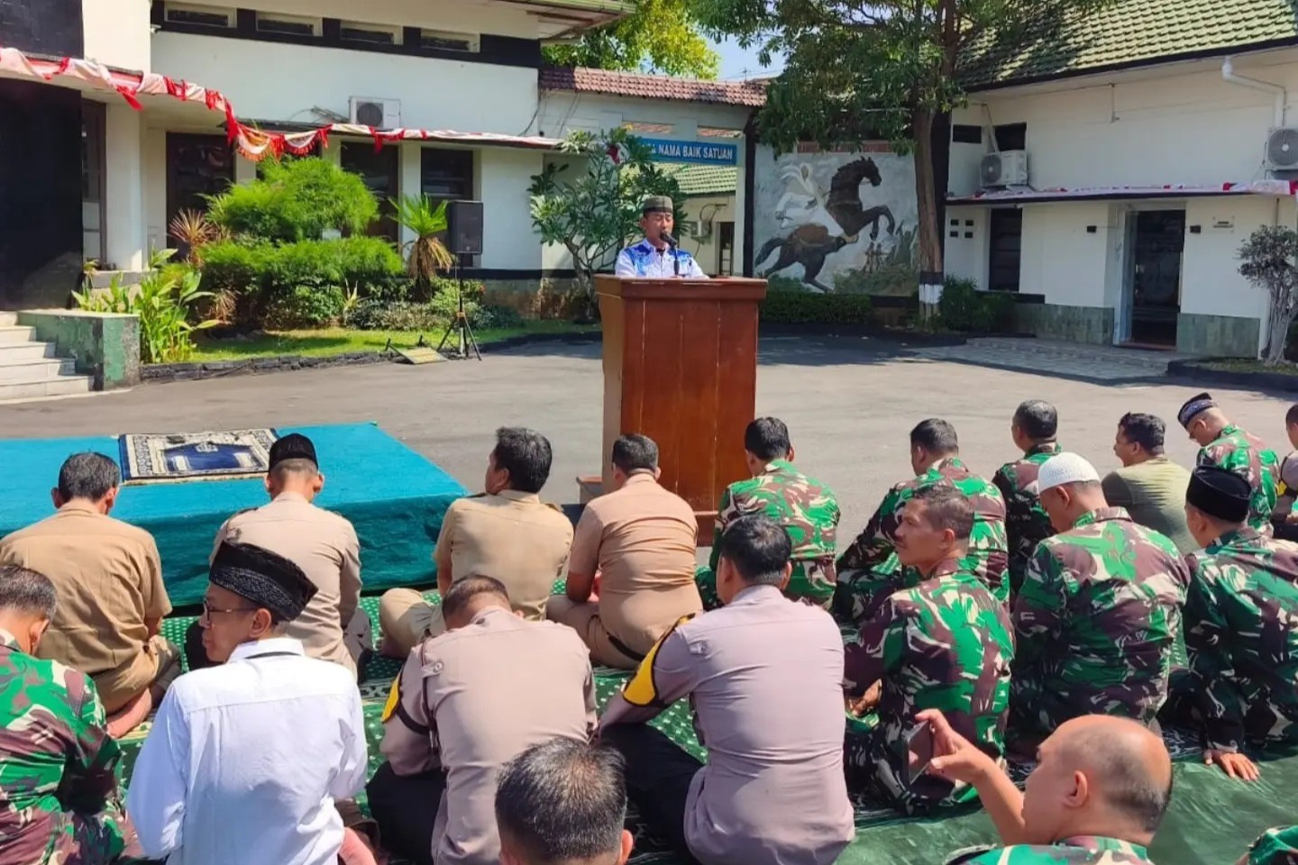 TNI-Polri bersama warga gelar Salat Istisqa di Kodim 0733 Semarang, Senin 31 Agustus 2026 (foto: Polsek Semarang Tengah)