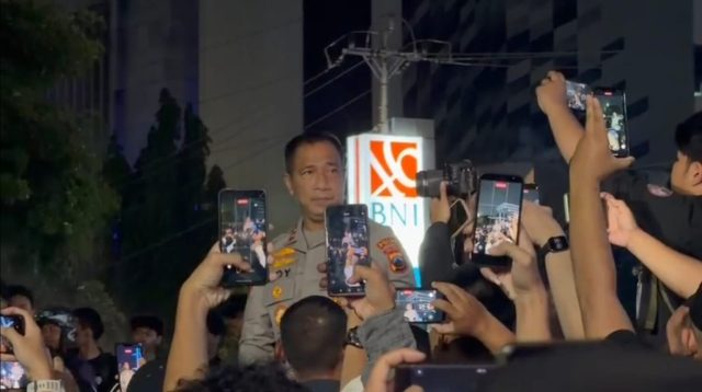 Kapolda Jawa Tengah Irjen Pol Roy Hardi Siahaan berdialog langsung dengan mahasiswa peserta aksi unjuk rasa di Semarang, Kamis 22 Oktober 2026 (foto: Polda Jateng)