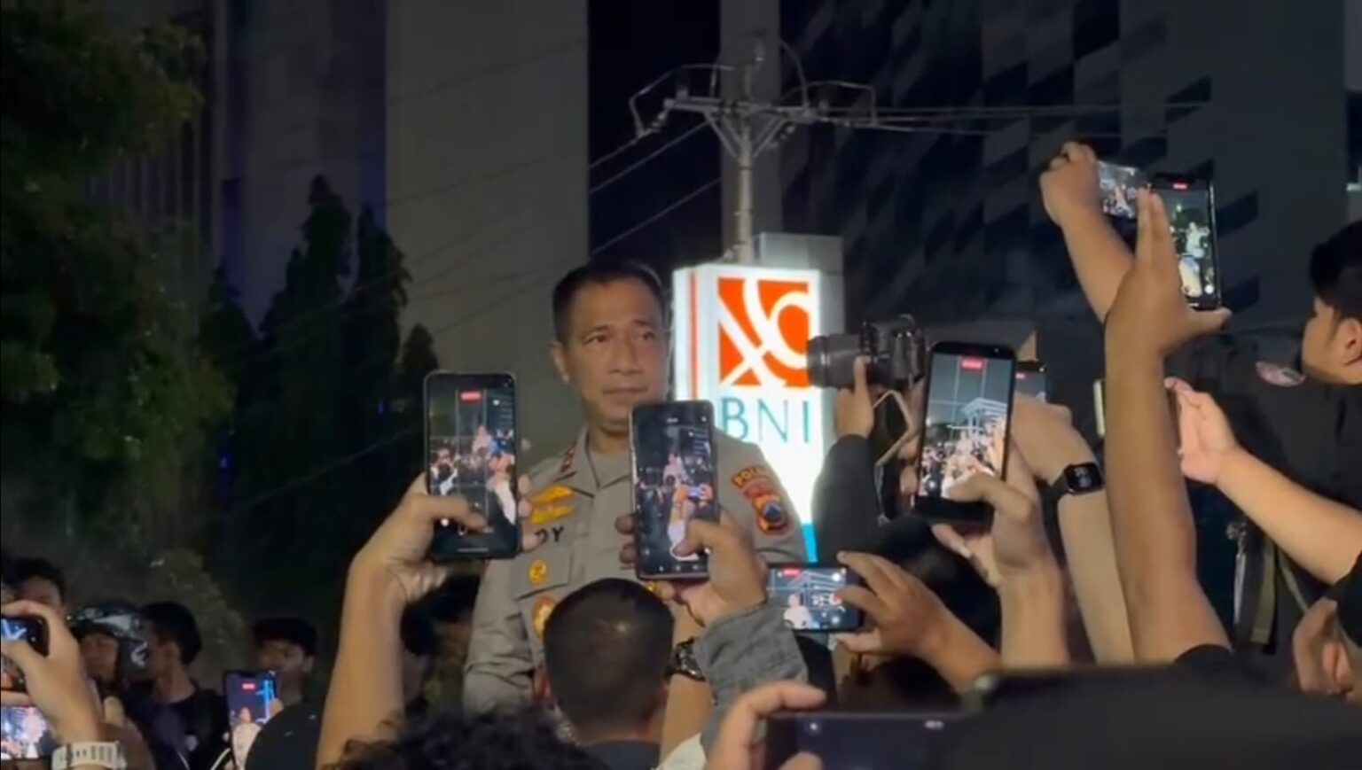 Kapolda Jawa Tengah Irjen Pol Roy Hardi Siahaan berdialog langsung dengan mahasiswa peserta aksi unjuk rasa di Semarang, Kamis 22 Oktober 2026 (foto: Polda Jateng)