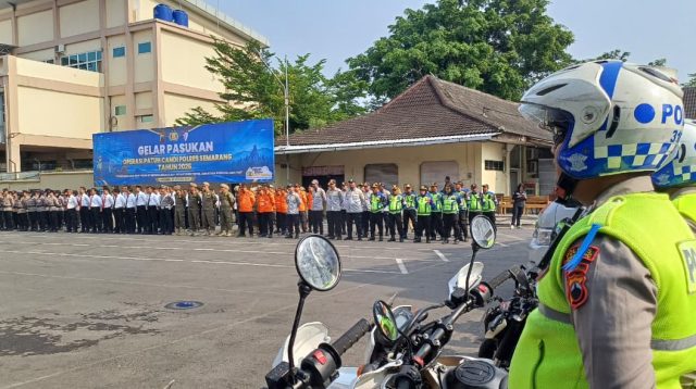 Kapolres Semarang AKBP Heru Dwi Purnomo memimpin Apel Gelar Pasukan Operasi Patuh Candi 2026 di Ungaran (Polres Semarang)