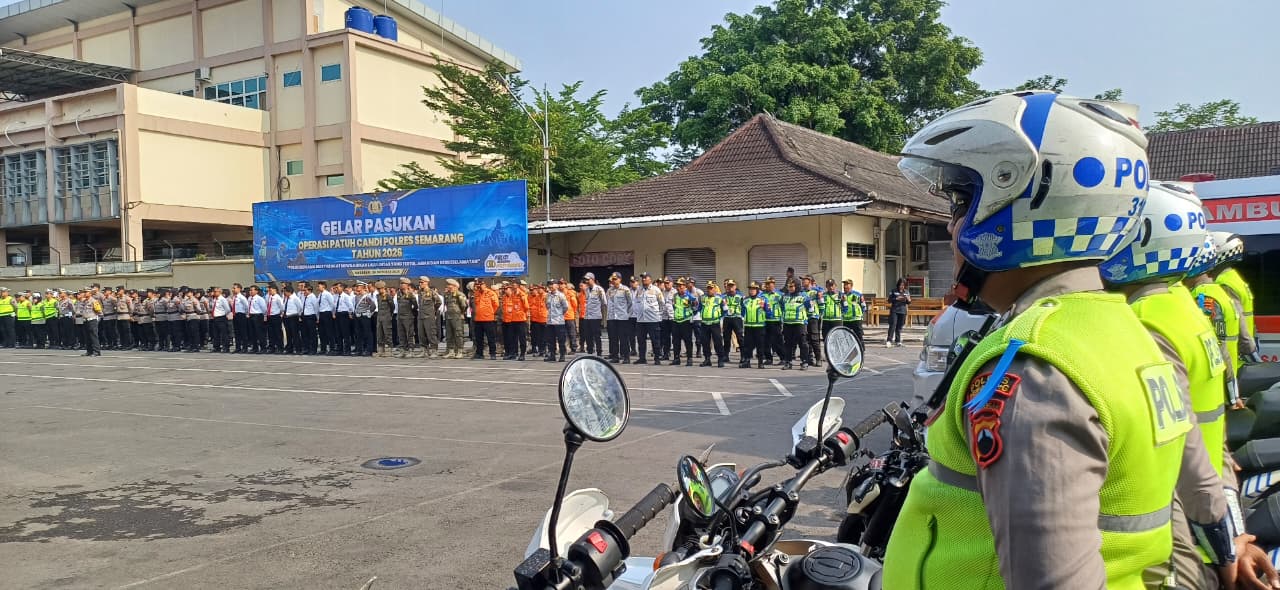 Kapolres Semarang AKBP Heru Dwi Purnomo memimpin Apel Gelar Pasukan Operasi Patuh Candi 2026 di Ungaran (Polres Semarang)