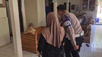 Petugas Polsek Tuntang menyerahkan balita perempuan yang terpisah dari orang tuanya di Tuntang Kabupaten Semarang (foto: Polres Semarang)