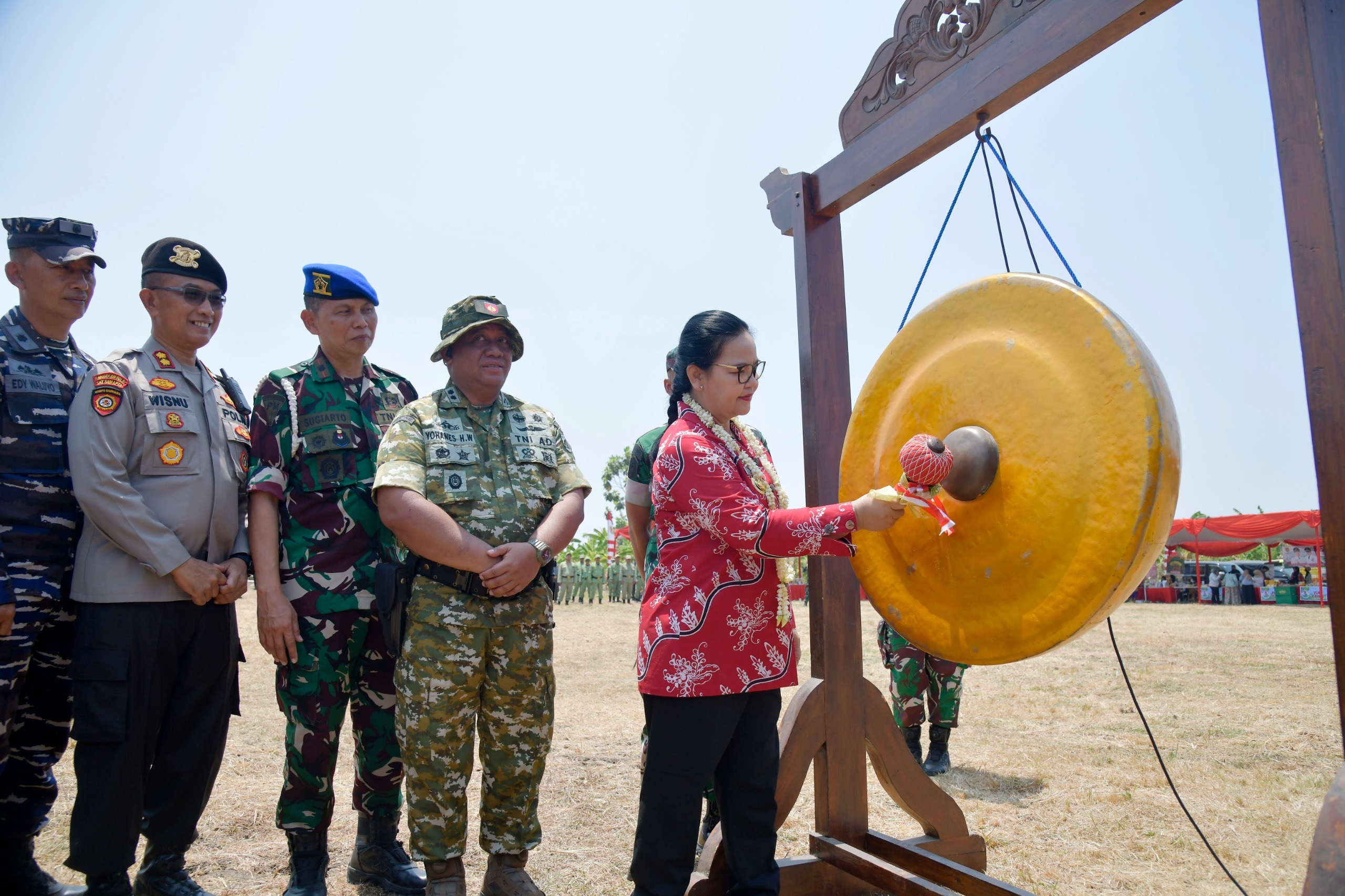 Program TNI Manunggal Membangun Desa (TMMD) Sengkuyung tahap IV di Penggaron Kidul (matasemarang.com/ Lia Dina) Program TNI Manunggal Membangun Desa (TMMD) Sengkuyung tahap IV di Penggaron Kidul (matasemarang.com/ Lia Dina)