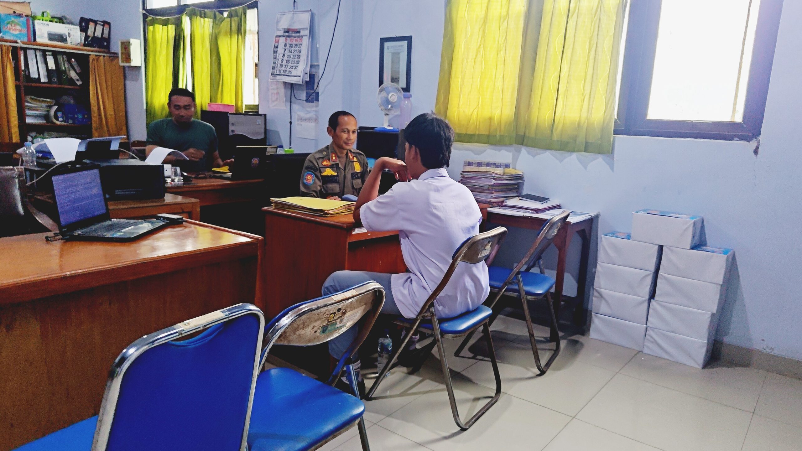 Petugas Satpol PP Kabupaten Rembang memberikan pembinaan kedisiplinan kepada siswa sekolah yang terjaring di warung kopi (foto: Pemkab Rembang)