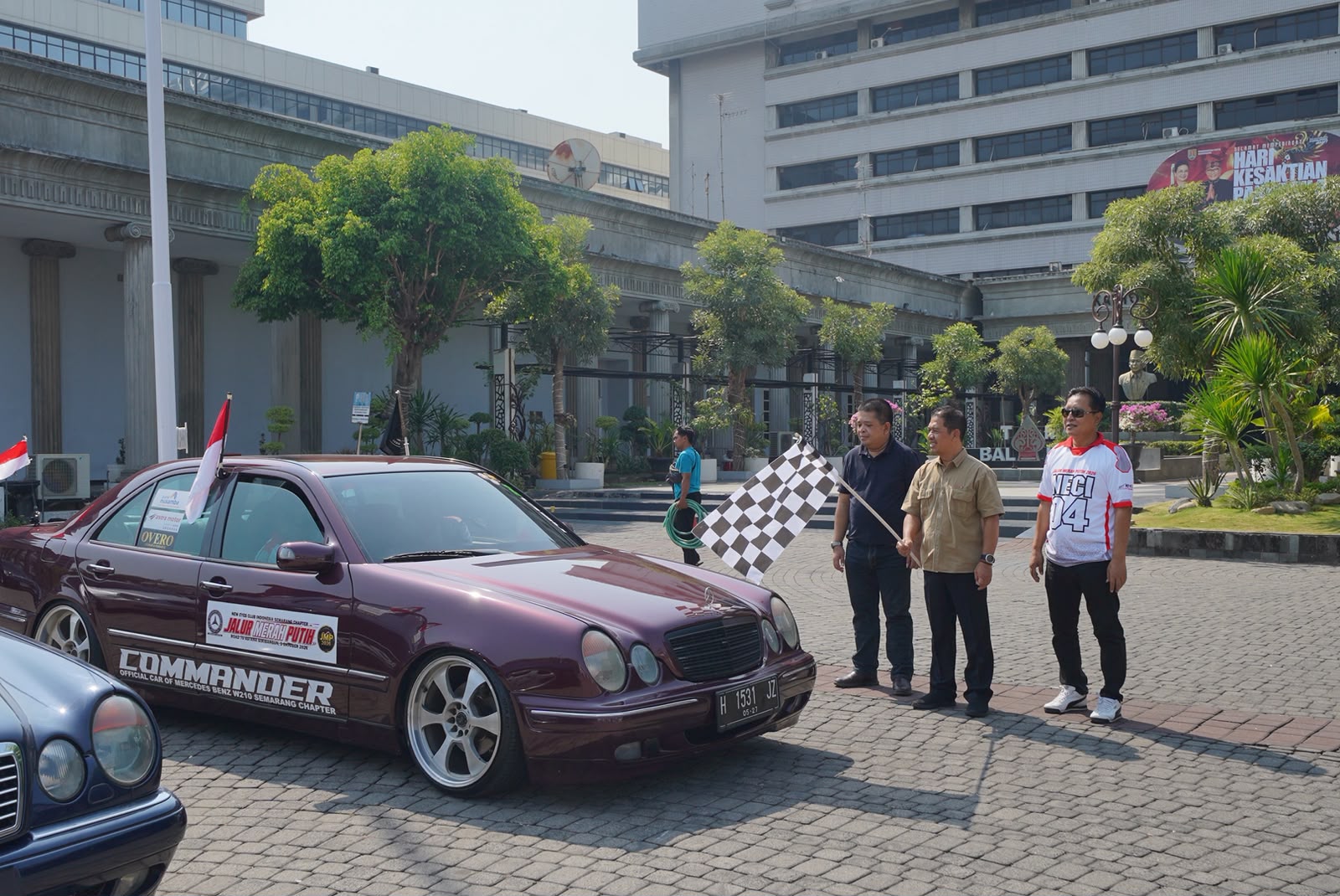 Kepala Kesbangpol Kota Semarang Bambang Pramusinto melepas rombongan NECI 04 dari Balai Kota Semarang, 3 Oktober 2026