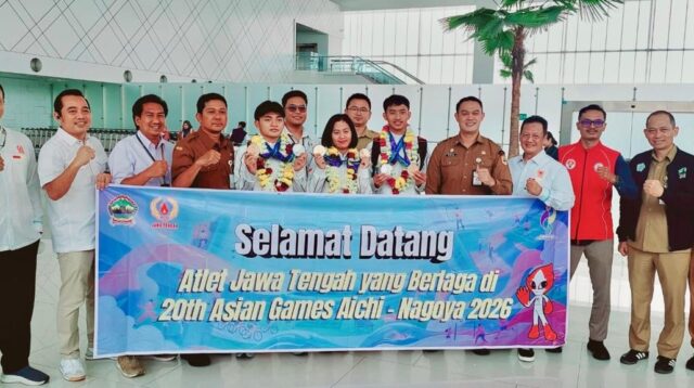 Pengurus KONI Jateng, Dispora Jateng, dan Pengprov PSTI Jateng berfoto bersama para atlet sepak takraw penyumbang medali Asian Games 2026 di area kedatangan Bandara Ahmad Yani Semarang (foto: Pemprov Jateng)