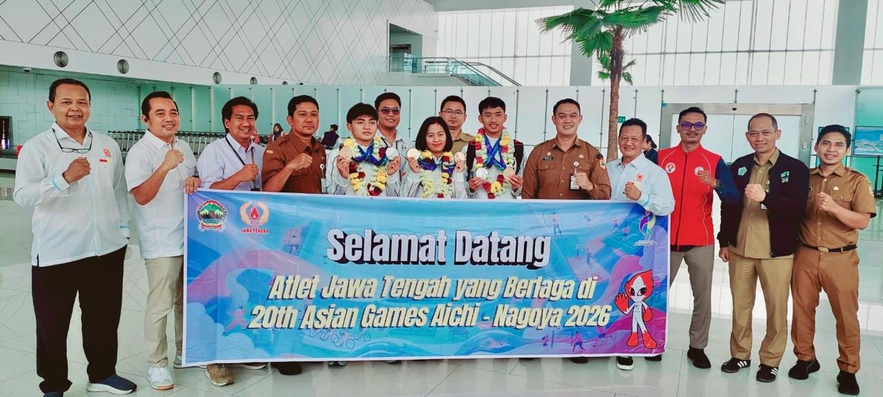 Pengurus KONI Jateng, Dispora Jateng, dan Pengprov PSTI Jateng berfoto bersama para atlet sepak takraw penyumbang medali Asian Games 2026 di area kedatangan Bandara Ahmad Yani Semarang (foto: Pemprov Jateng)