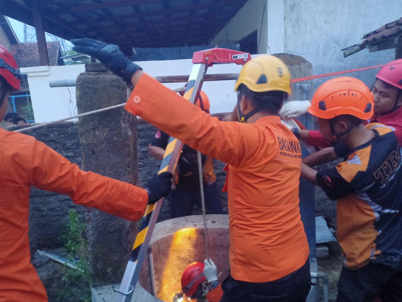 Evakuasi jenazah korban dari sumur berkedalaman 12 meter di Kabupaten Pemalang (foto: Basarnas Semarang)