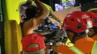 Tim SAR Gabungan membawa korban kecelakaan lalu lintas di Secang menuju ambulans untuk dilarikan ke RSJ Dr. Soerodjo Magelang (foto: Basarnas Semarang)