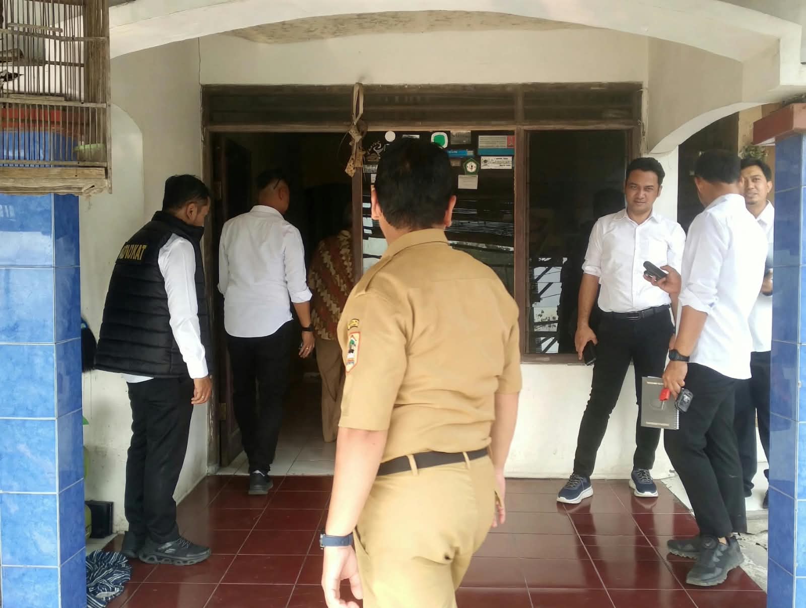 Petugas Ditreskrimsus Polda Jateng bersama personil DLH Provinsi Jawa Tengah memeriksa kondisi keretakan dinding rumah warga terdampak di kawasan Gombel Lama, Kota Semarang, Senin, 12 Oktober 2026