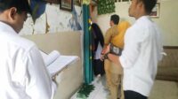 Petugas Ditreskrimsus Polda Jateng bersama personil DLH Provinsi Jawa Tengah memeriksa kondisi keretakan dinding rumah warga terdampak di kawasan Gombel Lama, Kota Semarang, Senin, 12 Oktober 2026