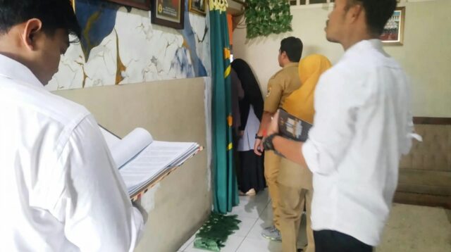 Petugas Ditreskrimsus Polda Jateng bersama personil DLH Provinsi Jawa Tengah memeriksa kondisi keretakan dinding rumah warga terdampak di kawasan Gombel Lama, Kota Semarang, Senin, 12 Oktober 2026
