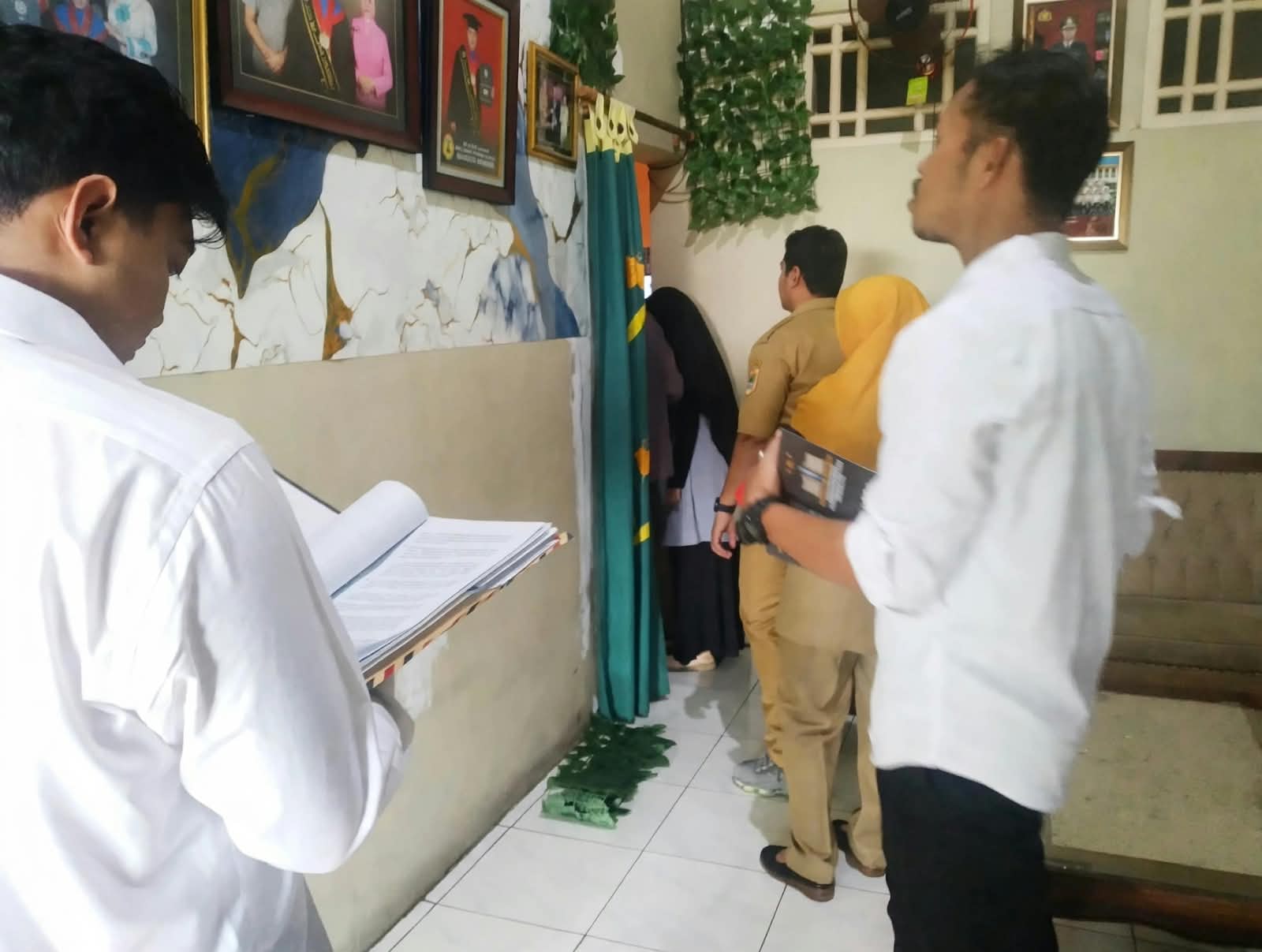 Petugas Ditreskrimsus Polda Jateng bersama personil DLH Provinsi Jawa Tengah memeriksa kondisi keretakan dinding rumah warga terdampak di kawasan Gombel Lama, Kota Semarang, Senin, 12 Oktober 2026 Petugas Ditreskrimsus Polda Jateng bersama personil DLH Provinsi Jawa Tengah memeriksa kondisi keretakan dinding rumah warga terdampak di kawasan Gombel Lama, Kota Semarang, Senin, 12 Oktober 2026