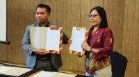 Dekan FH Unwiku Purwokerto dan Ketua DPC Peradi SAI Purwokerto memperlihatkan naskah kerja sama MoU/MoA PKPA dan magang mahasiswa di Purwokerto, Selasa, 13 Oktober 2026