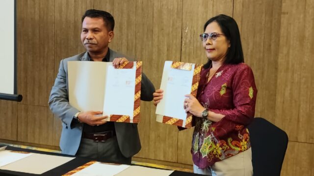 Dekan FH Unwiku Purwokerto dan Ketua DPC Peradi SAI Purwokerto memperlihatkan naskah kerja sama MoU/MoA PKPA dan magang mahasiswa di Purwokerto, Selasa, 13 Oktober 2026