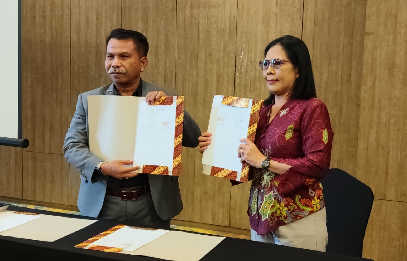 Dekan FH Unwiku Purwokerto dan Ketua DPC Peradi SAI Purwokerto memperlihatkan naskah kerja sama MoU/MoA PKPA dan magang mahasiswa di Purwokerto, Selasa, 13 Oktober 2026
