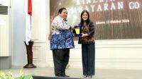 Direktur Bisnis Dana, Jasa dan UMKM Bank Jateng Anna Kusumarita menerima Penghargaan dari PT Taspen (Persero) atas Kinerja Pembayaran Pensiun Terbaik Kategori Dapem Menengah di Aula Gedung Yusuf Anwar, Jakarta Pusat, Selasa 13 Oktober 2026 (foto: Bank Jateng) Direktur Bisnis Dana, Jasa dan UMKM Bank Jateng Anna Kusumarita menerima Penghargaan dari PT Taspen (Persero) atas Kinerja Pembayaran Pensiun Terbaik Kategori Dapem Menengah di Aula Gedung Yusuf Anwar, Jakarta Pusat, Selasa 13 Oktober 2026 (foto: Bank Jateng)