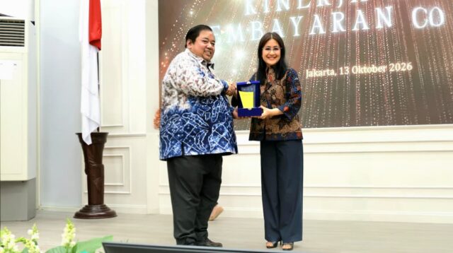 Direktur Bisnis Dana, Jasa dan UMKM Bank Jateng Anna Kusumarita menerima Penghargaan dari PT Taspen (Persero) atas Kinerja Pembayaran Pensiun Terbaik Kategori Dapem Menengah di Aula Gedung Yusuf Anwar, Jakarta Pusat, Selasa 13 Oktober 2026 (foto: Bank Jateng)