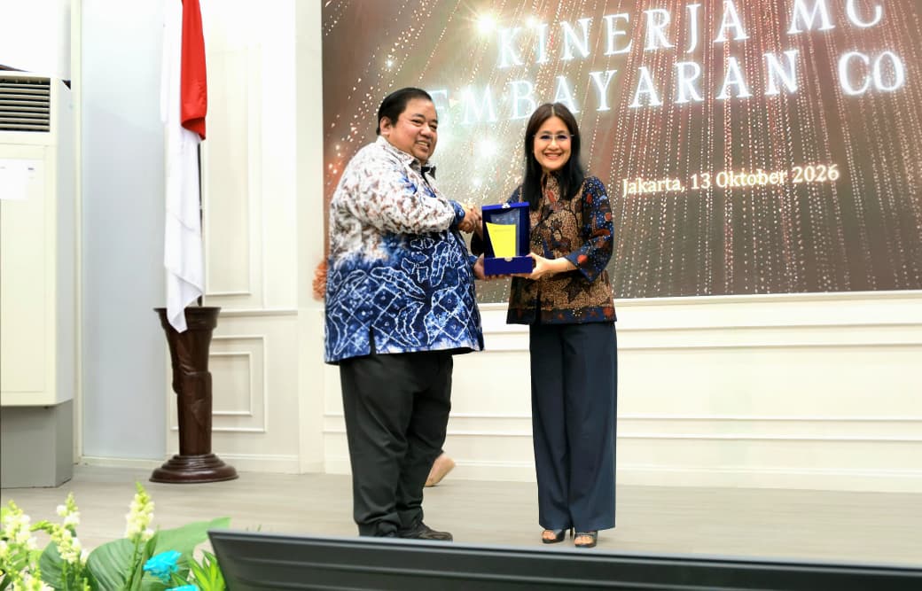 Direktur Bisnis Dana, Jasa dan UMKM Bank Jateng Anna Kusumarita menerima Penghargaan dari PT Taspen (Persero) atas Kinerja Pembayaran Pensiun Terbaik Kategori Dapem Menengah di Aula Gedung Yusuf Anwar, Jakarta Pusat, Selasa 13 Oktober 2026 (foto: Bank Jateng)