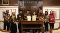 Direktur Bisnis Dana, Jasa dan UMKM Bank Jateng Anna Kusumarita bersama Kepala Kantor Wilayah Kementerian Agama Provinsi Jawa Tengah Dr. H. Saiful Mujab, MA, berfoto bersama usai penandatanganan Perjanjian Kerja Sama (PKS) antara Bank Jateng dan Kanwil Kemenag Provinsi Jawa Tengah di Kantor Wilayah Kementerian Agama Provinsi Jawa Tengah, Kamis 15 Oktober 2026 (foto: Bank Jateng)