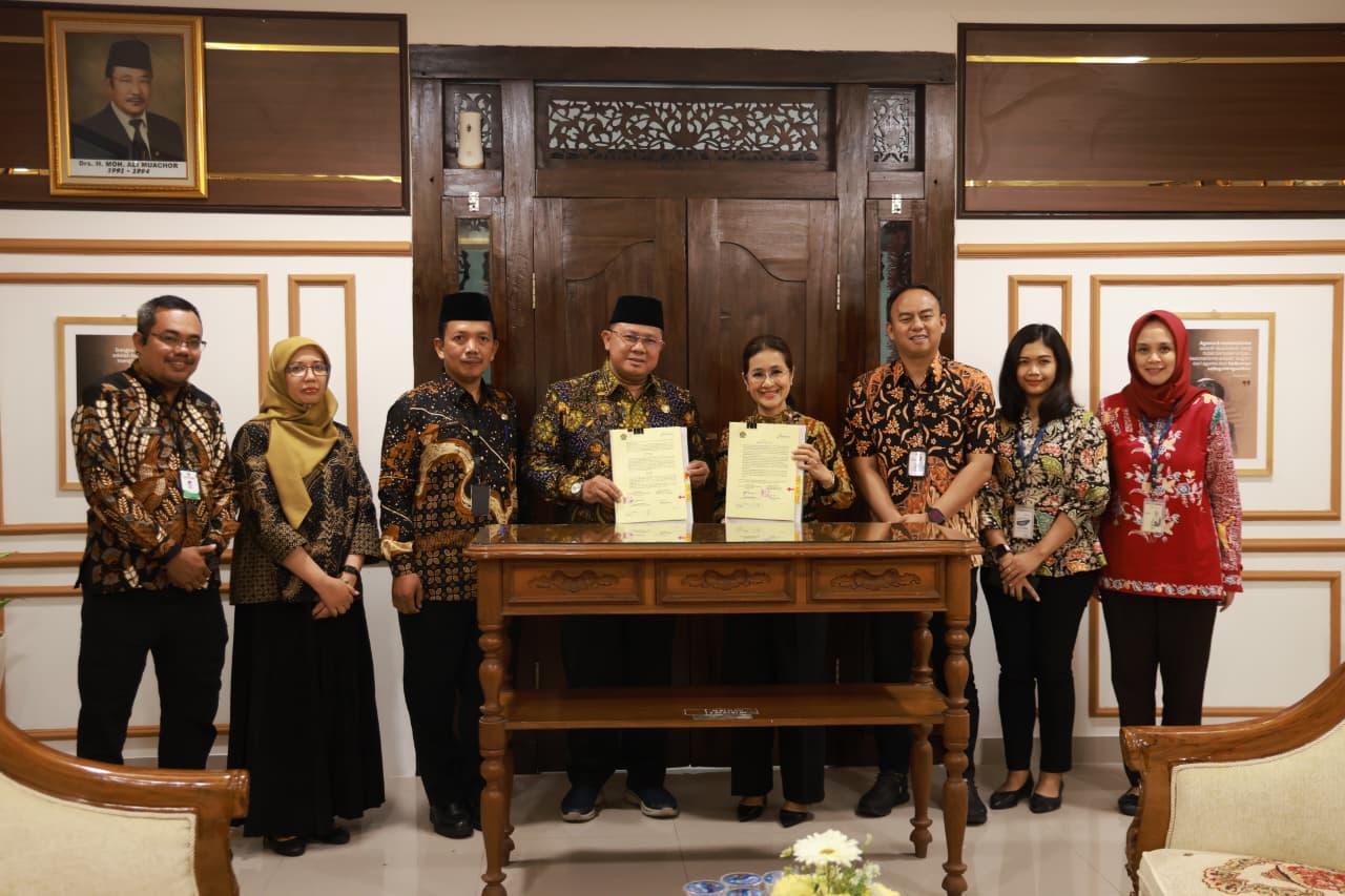 Direktur Bisnis Dana, Jasa dan UMKM Bank Jateng Anna Kusumarita bersama Kepala Kantor Wilayah Kementerian Agama Provinsi Jawa Tengah Dr. H. Saiful Mujab, MA, berfoto bersama usai penandatanganan Perjanjian Kerja Sama (PKS) antara Bank Jateng dan Kanwil Kemenag Provinsi Jawa Tengah di Kantor Wilayah Kementerian Agama Provinsi Jawa Tengah, Kamis 15 Oktober 2026 (foto: Bank Jateng)