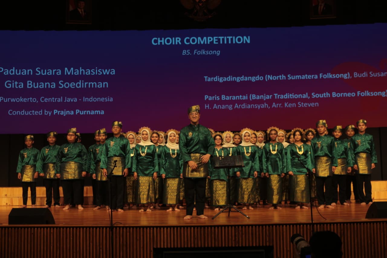 Penampilan 36 mahasiswa PSM GBS Unsoed pada kategori Mixed Choir dalam Bandung Choral Festival 2026, 13-14 Oktober 2026 (foto: Humas Unsoed) Penampilan 36 mahasiswa PSM GBS Unsoed pada kategori Mixed Choir dalam Bandung Choral Festival 2026, 13-14 Oktober 2026 (foto: Humas Unsoed)