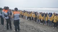 Aksi WCD di pesisir Teluk Penyu, Kabupaten Cilacap (foto: Humas Unsoed)