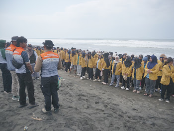 Aksi WCD di pesisir Teluk Penyu, Kabupaten Cilacap (foto: Humas Unsoed)