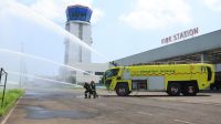 Personel Fire Station dan stakeholder Bandara Internasional Jenderal Ahmad Yani Semarang saat mengikuti simulasi penanganan keadaan darurat pesawat (foto: Angkasa Pura)