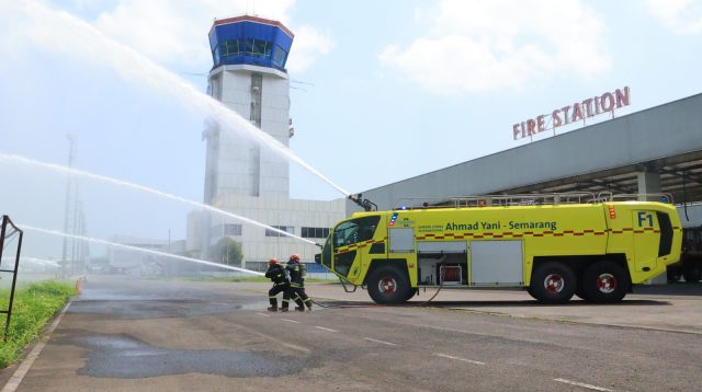 Personel Fire Station dan stakeholder Bandara Internasional Jenderal Ahmad Yani Semarang saat mengikuti simulasi penanganan keadaan darurat pesawat (foto: Angkasa Pura)