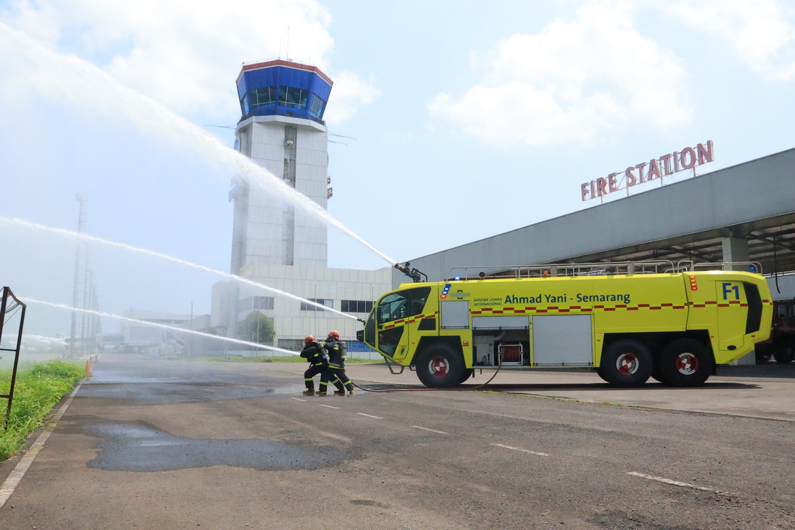 Personel Fire Station dan stakeholder Bandara Internasional Jenderal Ahmad Yani Semarang saat mengikuti simulasi penanganan keadaan darurat pesawat (foto: Angkasa Pura) Personel Fire Station dan stakeholder Bandara Internasional Jenderal Ahmad Yani Semarang saat mengikuti simulasi penanganan keadaan darurat pesawat (foto: Angkasa Pura)