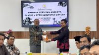 Direktur Utama Bank Pasar Kota Semarang Novi Anton Andi Taadi menyambut kunjungan kerja Pansus DPRD Kabupaten Sragen (foto: Bank Pasar Kota Semarang) Direktur Utama Bank Pasar Kota Semarang Novi Anton Andi Taadi menyambut kunjungan kerja Pansus DPRD Kabupaten Sragen (foto: Bank Pasar Kota Semarang)