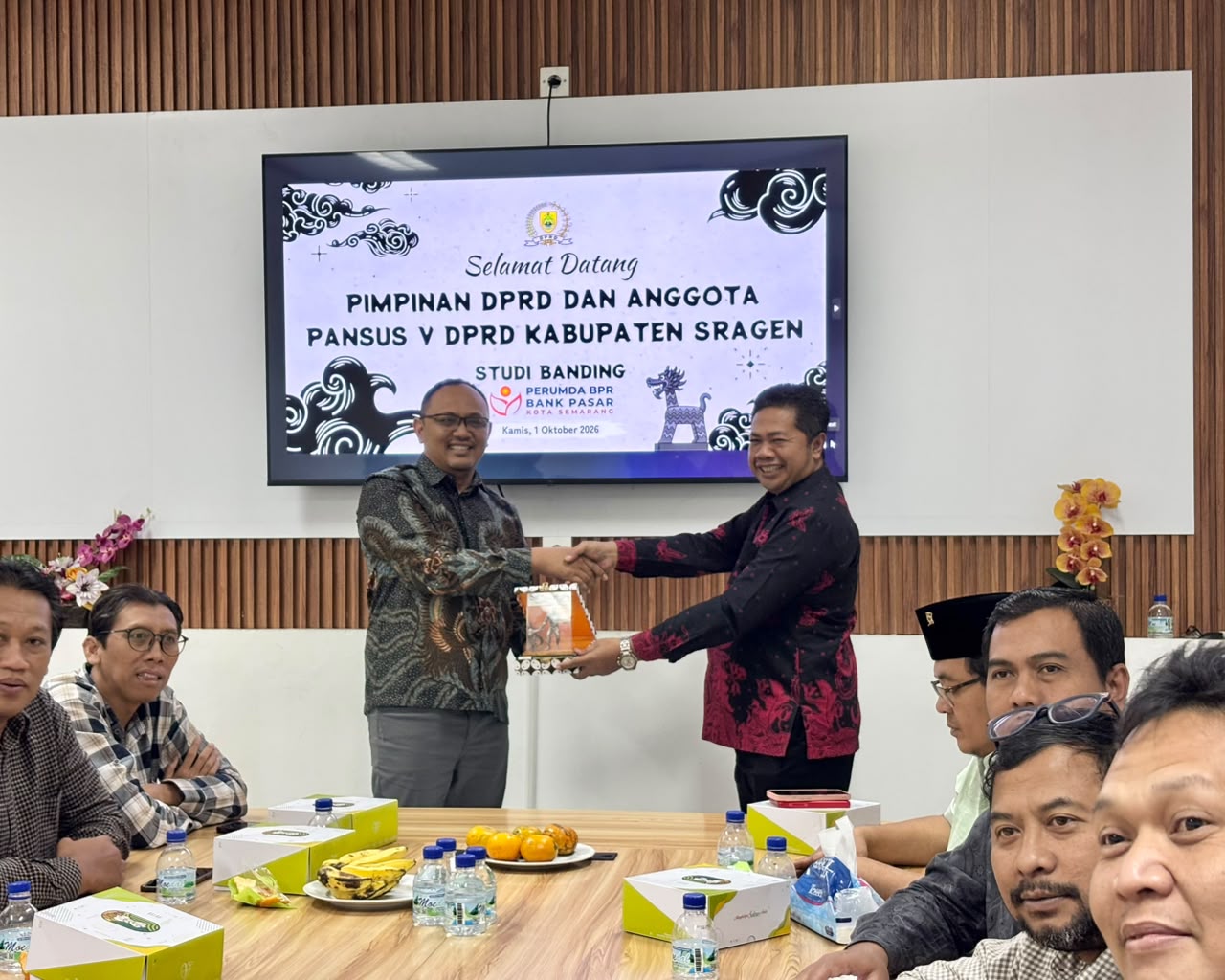 Direktur Utama Bank Pasar Kota Semarang Novi Anton Andi Taadi menyambut kunjungan kerja Pansus DPRD Kabupaten Sragen (foto: Bank Pasar Kota Semarang)