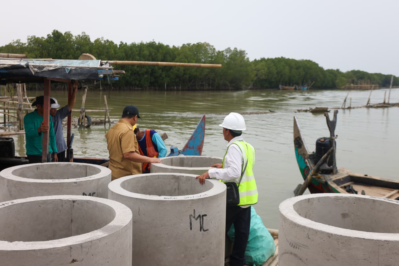 Konstruksi buis beton hybrid sea wall di pesisir Desa Surodadi Demak (foto: Pemprov Jateng)