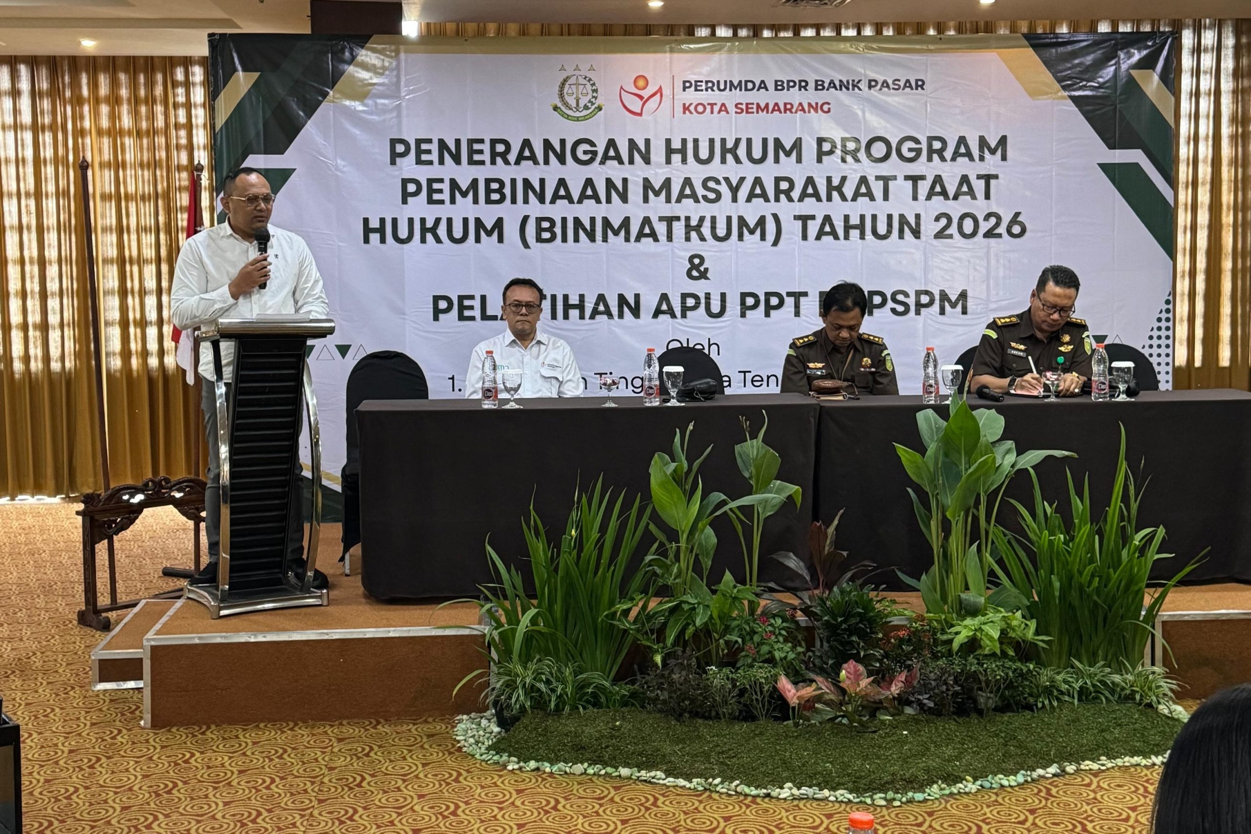 Direktur Utama Perumda BPR Bank Pasar Kota Semarang Novi Anton Andi Taadi memberikan sambutan saat acara Penerangan Hukum Binmatkum 2026 bersama Kejati Jateng (foto: Bank Pasar Kota Semarang)