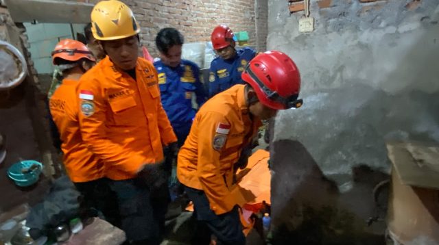 Tim SAR gabungan melakukan proses evakuasi jasad nenek Tuminah (97) yang jatuh ke dalam sumur di Jalan Kenconowungu Tengah III, Kelurahan Karangayu, Semarang Barat, Kamis, 29 Oktober 2026 (foto: Basarnas Semarang)