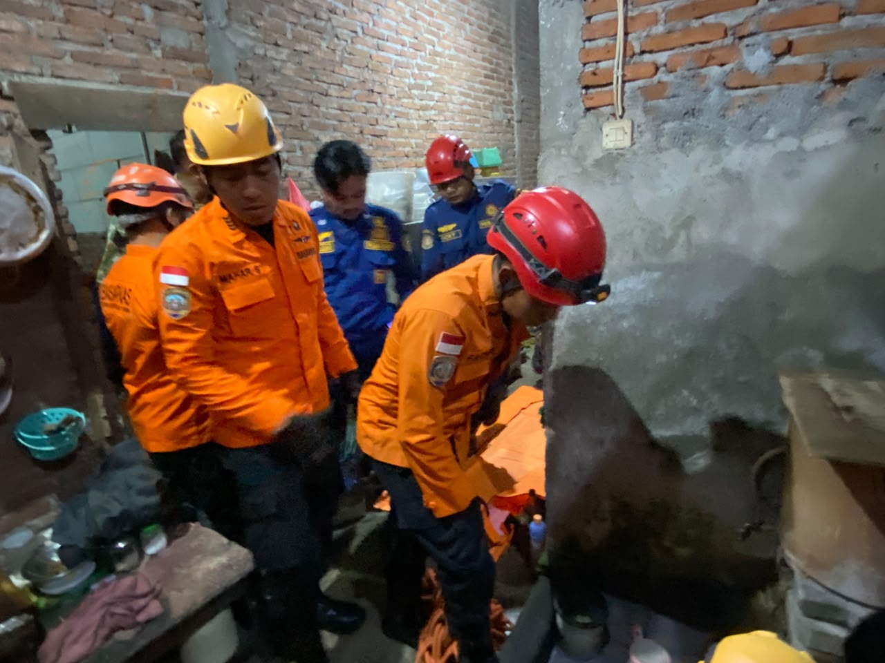 Tim SAR gabungan melakukan proses evakuasi jasad nenek Tuminah (97) yang jatuh ke dalam sumur di Jalan Kenconowungu Tengah III, Kelurahan Karangayu, Semarang Barat, Kamis, 29 Oktober 2026 (foto: Basarnas Semarang)