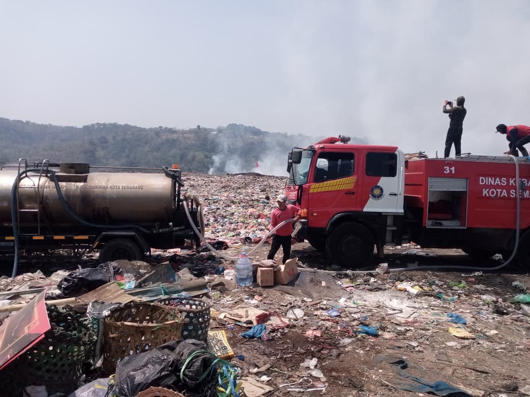 Pemadaman kebakaran TPA Jatibarang Semarang Pemadaman kebakaran TPA Jatibarang Semarang