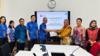 Pengurus PT BPR Mulyo Lumintu dan PT BPR Danarakyat Sentosa menerima keputusan penggabungan dari OJK di Semarang (foto: OJK Jateng)